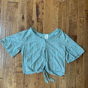 Japna woman’s button up/tie flared crop shirt